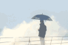 大浪滔天 打雨伞 大雨磅礴 暴风记者 野表情