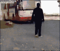 公交车 系鞋带 男人 白鞋