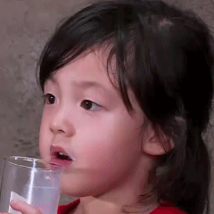 萌娃喝水表情包图片