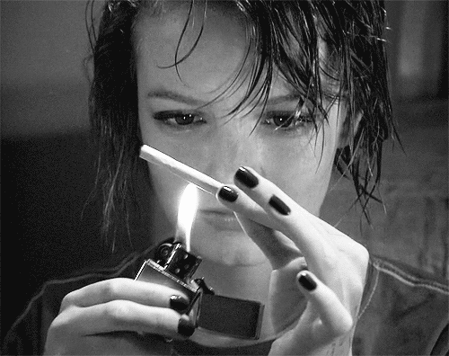 美女抽烟打火机火焰gif动图_动态图_表情包下载_soogif