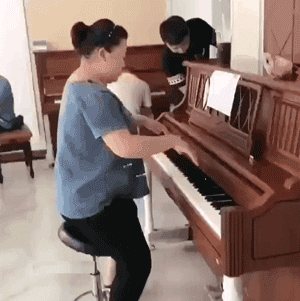女人弹钢琴搞笑gif动图