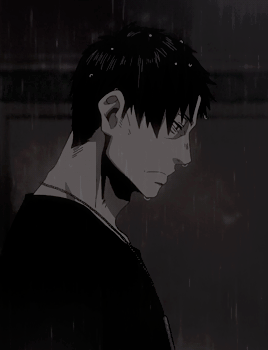 动漫男生哭在雨中图片