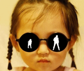 小女孩戴眼镜镜片跳舞gif动图