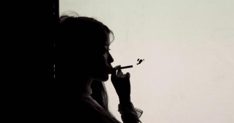 女生低头点烟图片侧脸图片