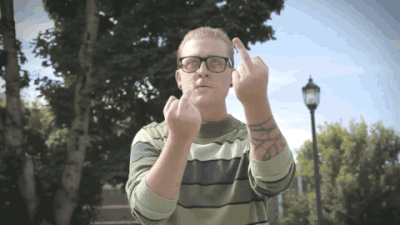 竖中指 互相伤害啊 去你妈的 滚 草泥马 qnmb 呵呵 middle finger