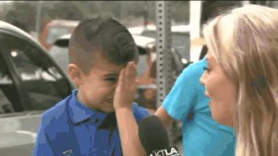 小男孩被采访哭表情包图片