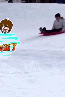 美女滑雪摔倒搞笑gif动图