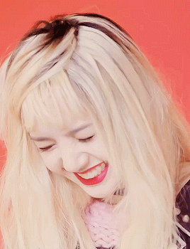 美女开心笑容gif动图_动态图_表情包下载_soogif