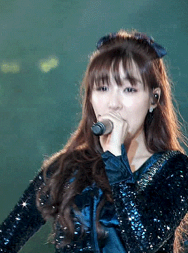 舞台gif美女gif唱歌gif开心gif摆手gif