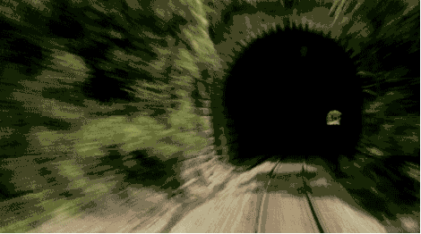 火车顶开隧道的表情包图片