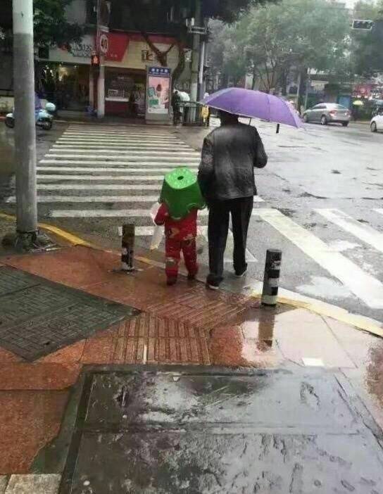 淋雨搞笑图片图片