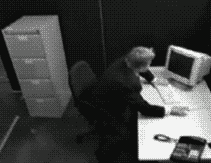 一个人砸电脑表情包图片