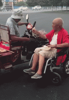 老头坐轮椅的搞笑图片图片